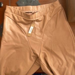 SKIMS FAUX LEATHER BIKER SHORT | SIENNA × 1
SIENNA / S